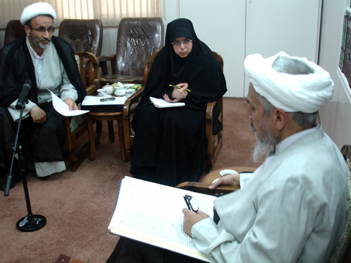 لقاء سماحته باحثة في العلوم الاسلامیة